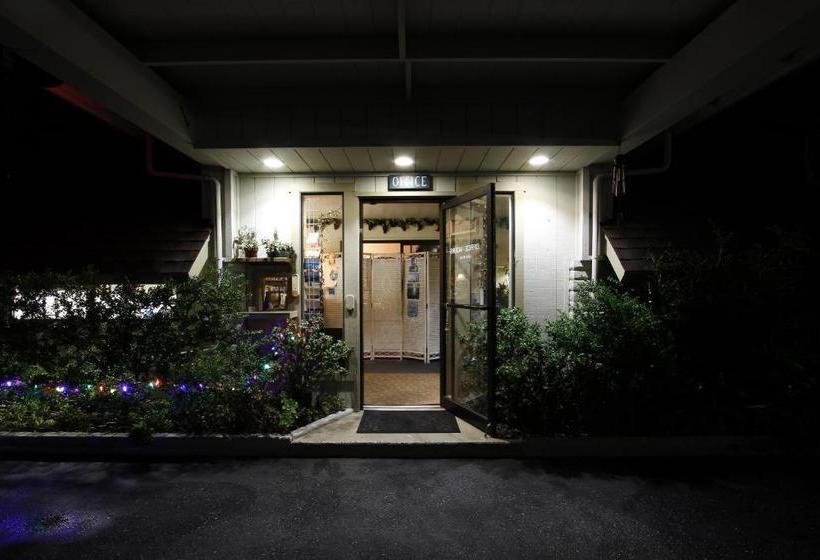 בית מלון כפרי Monterey Fireside Lodge