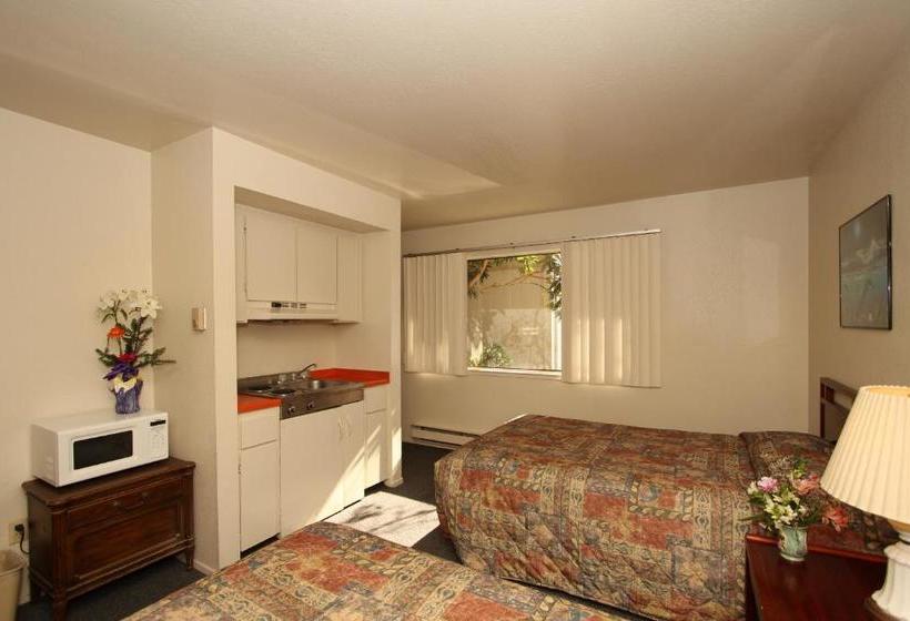 בית מלון כפרי Monterey Fireside Lodge