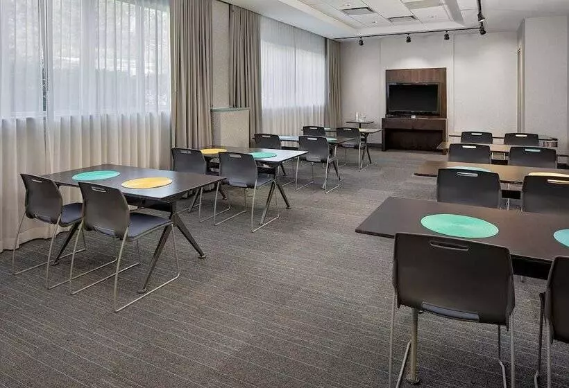 Отель Aloft Chapel Hill