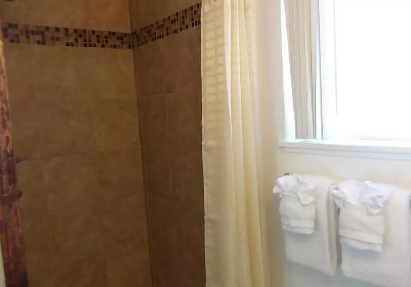 Hotelli Alpine Inn & Spa