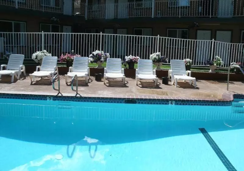 Hotelli Alpine Inn & Spa