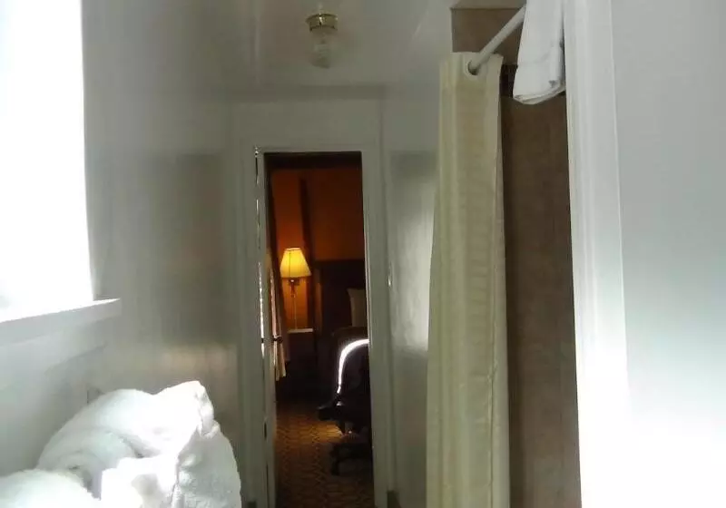 Hotelli Alpine Inn & Spa