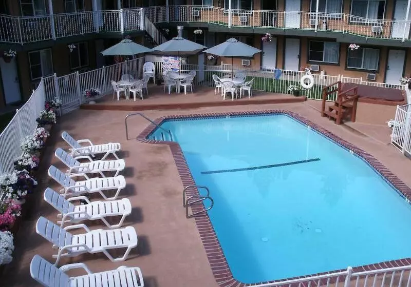 Hotelli Alpine Inn & Spa