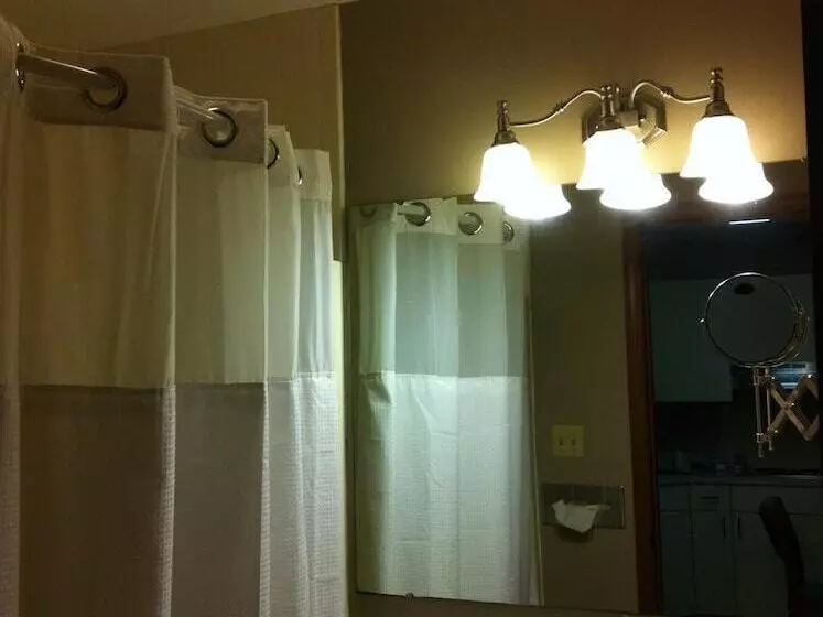 בית מלון כפרי East Street Inn & Suites