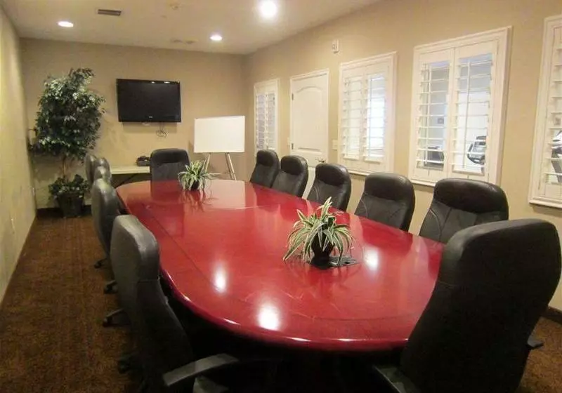 酒店 The Landmark Inn & Suites