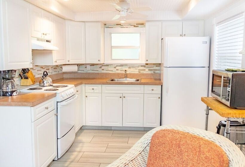 فندق Gulf Breeze Cottages