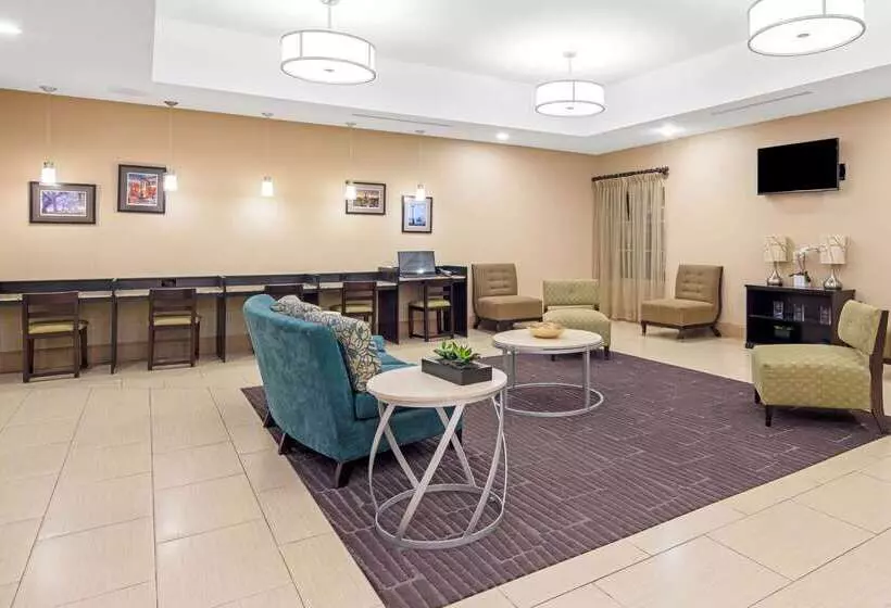 Отель La Quinta By Wyndham Gonzales La