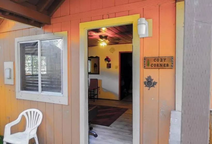 ホテル Sleepy Hollow Cabins And