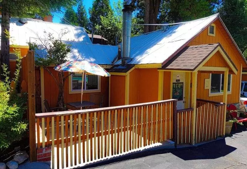 ホテル Sleepy Hollow Cabins And