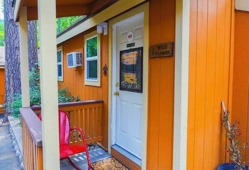 ホテル Sleepy Hollow Cabins And