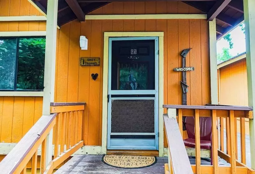 ホテル Sleepy Hollow Cabins And