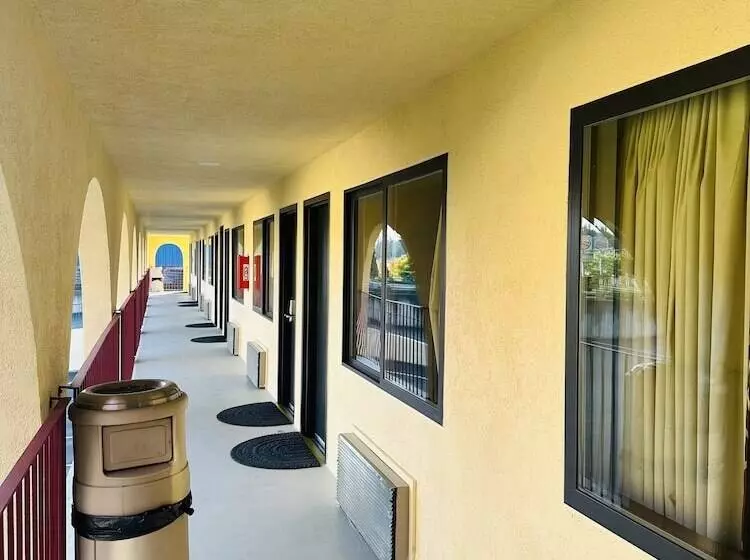 Отель Timberland Inn & Suites