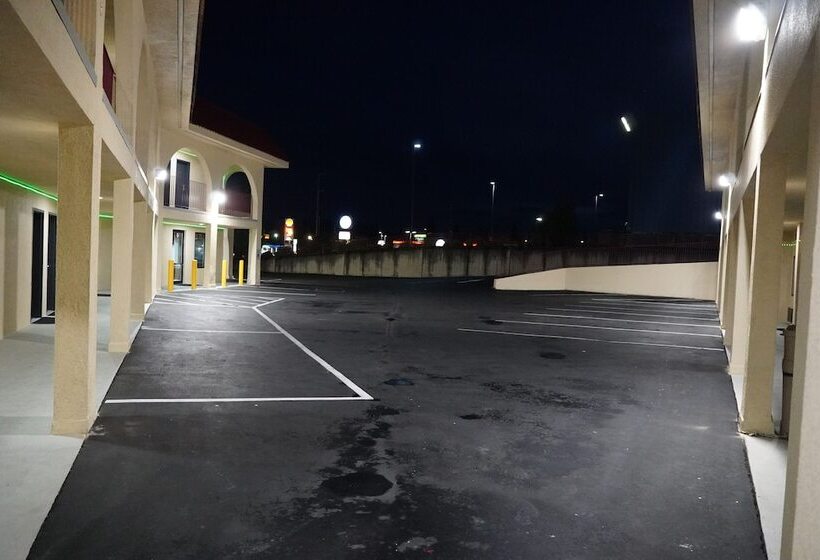 בית מלון כפרי Timberland Inn & Suites