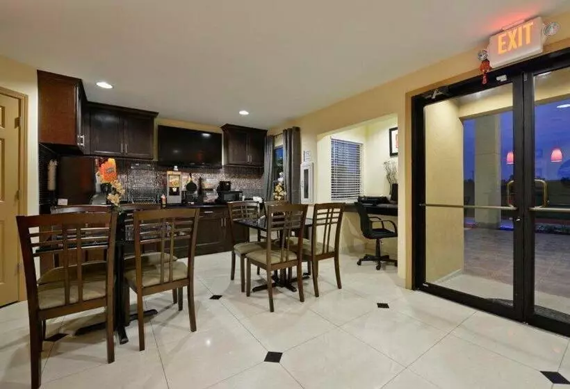 Отель Americas Best Value Inn & Suites Lake Charles At I 210 Exit 11