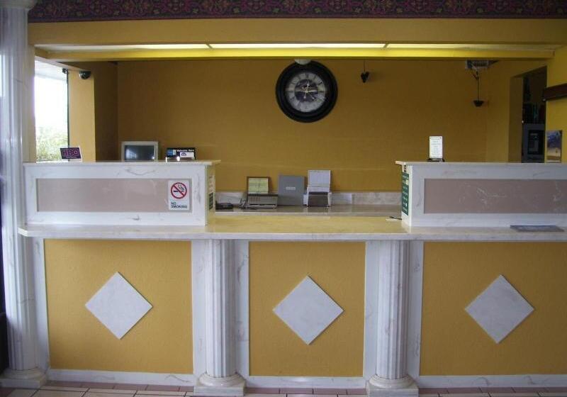 Отель Americas Best Value Inn Winona