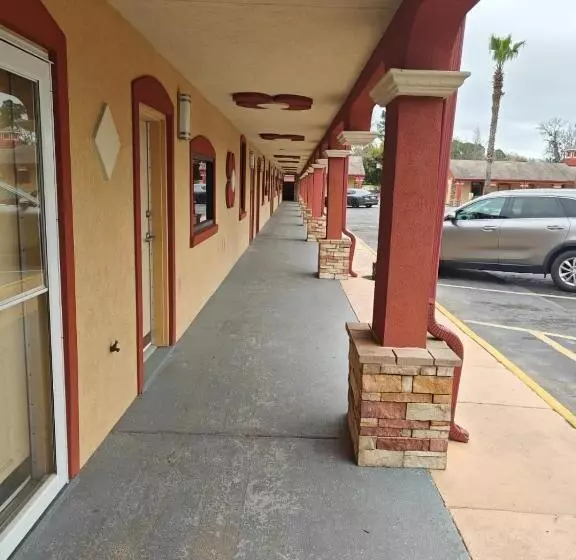 ホテル Deluxe Inn   Savannah