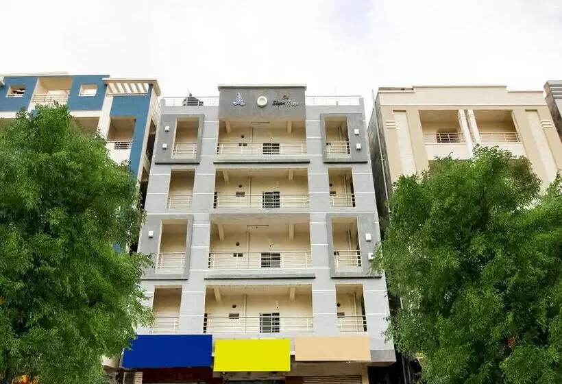ホテル Flagship Banyan Tree Near Alwan Colony