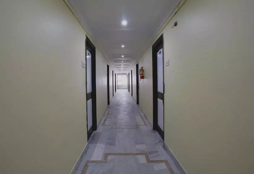 ホテル Flagship Banyan Tree Near Alwan Colony