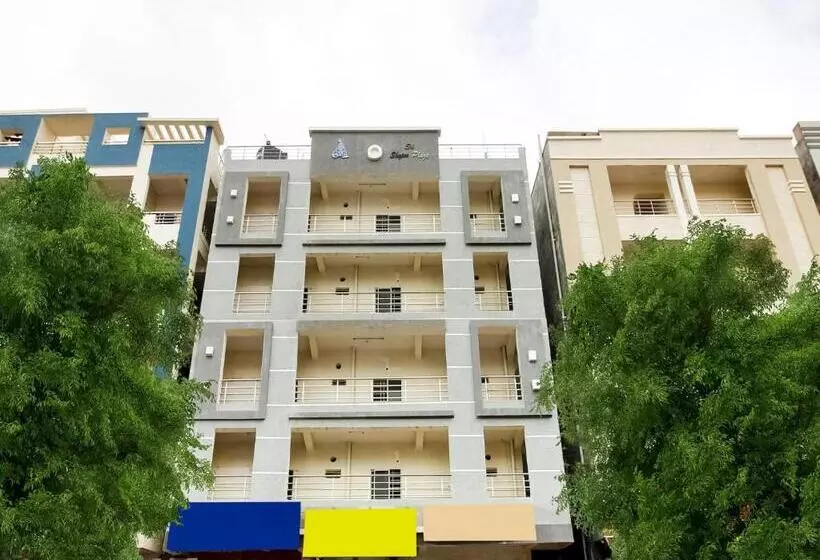 ホテル Flagship Banyan Tree Near Alwan Colony