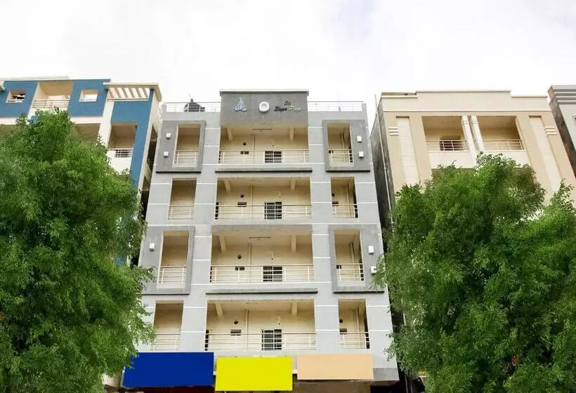 ホテル Flagship Banyan Tree Near Alwan Colony