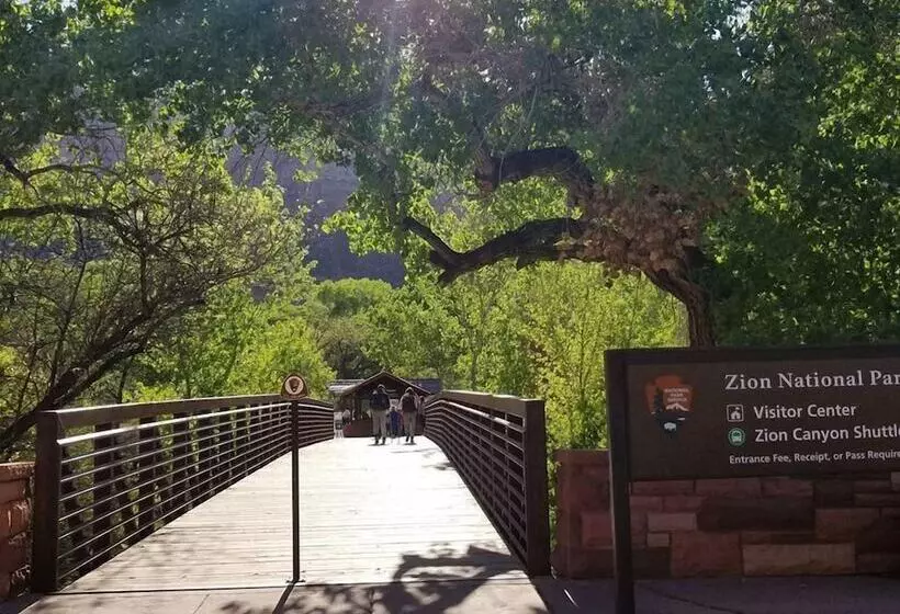 Cable Mountain Lodge