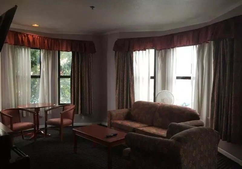 호텔 Alpha Inn & Suites