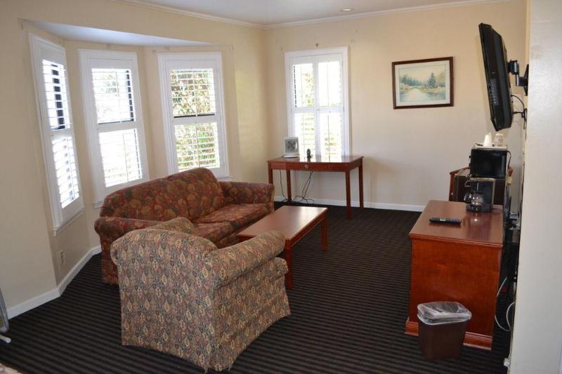 فندق Alpha Inn & Suites