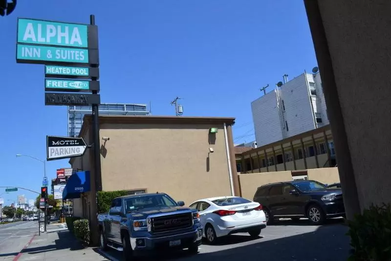 호텔 Alpha Inn & Suites