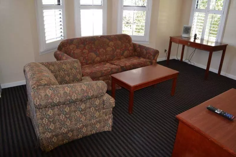 호텔 Alpha Inn & Suites