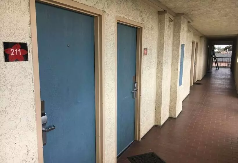 Отель Bellflower Travel Inn