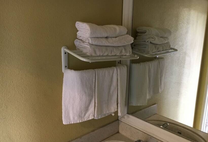 Отель Bellflower Travel Inn