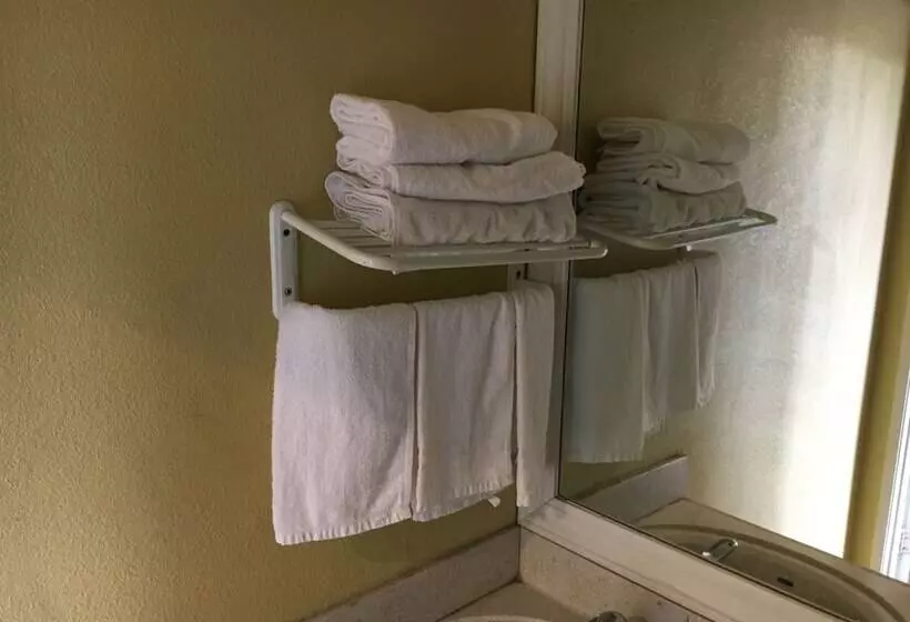 Отель Bellflower Travel Inn