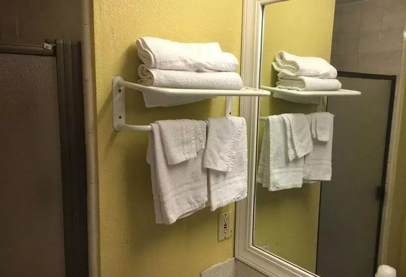 Отель Bellflower Travel Inn