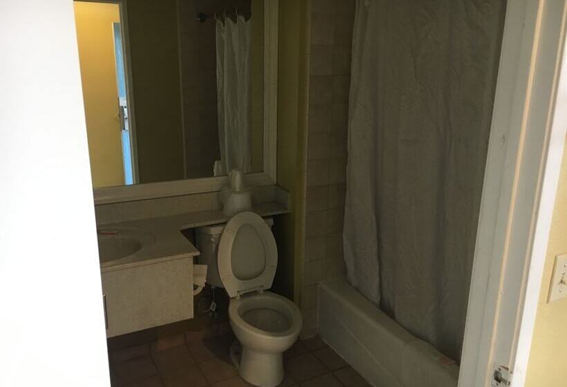 Отель Bellflower Travel Inn