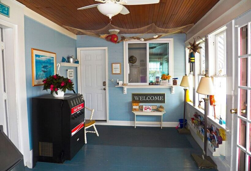 هتل Coast Village Inn & Cottages