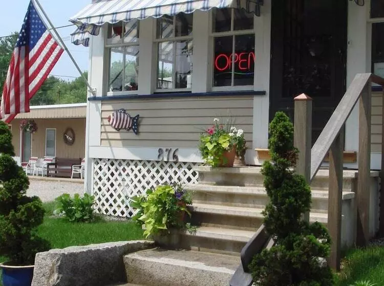 ホテル Coast Village Inn & Cottages