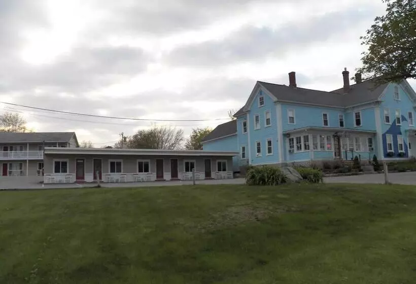 ホテル Coast Village Inn & Cottages