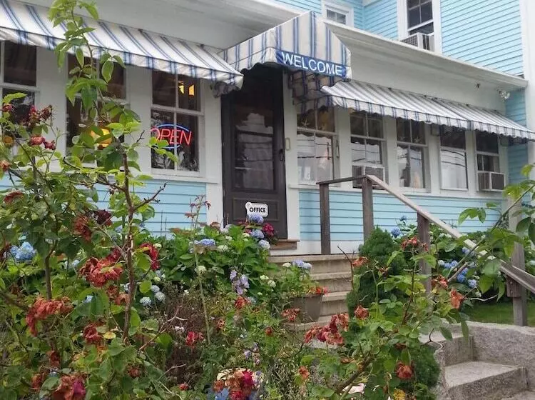 ホテル Coast Village Inn & Cottages