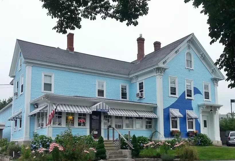 ホテル Coast Village Inn & Cottages