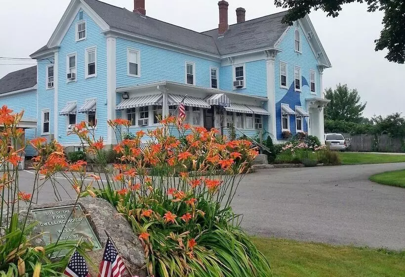 ホテル Coast Village Inn & Cottages