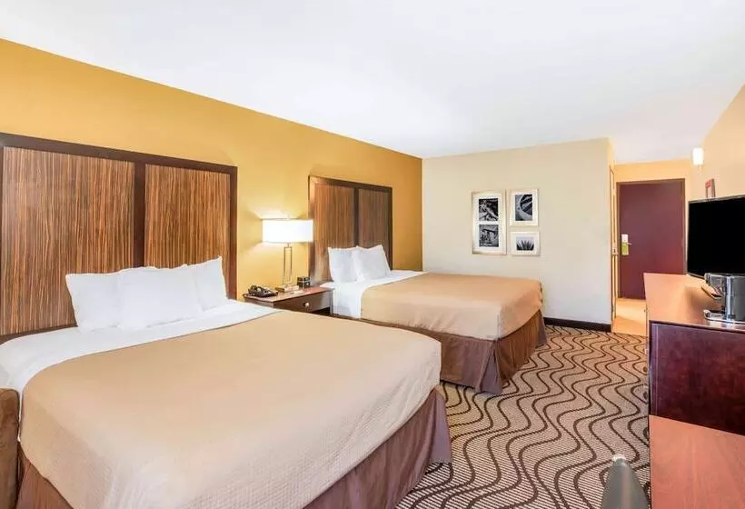 호텔 La Quinta Inn & Suites By Wyndham Floresville