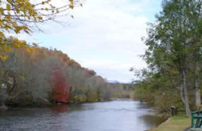 Hotelli Riverbend Lodging