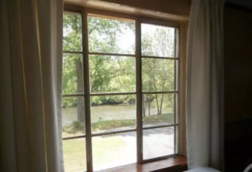 Hotelli Riverbend Lodging