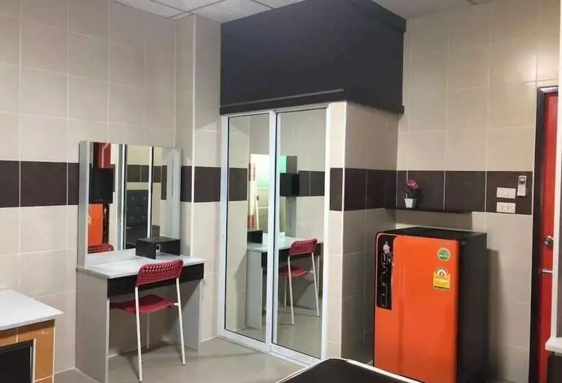 Hotelli Dhanakarn D4