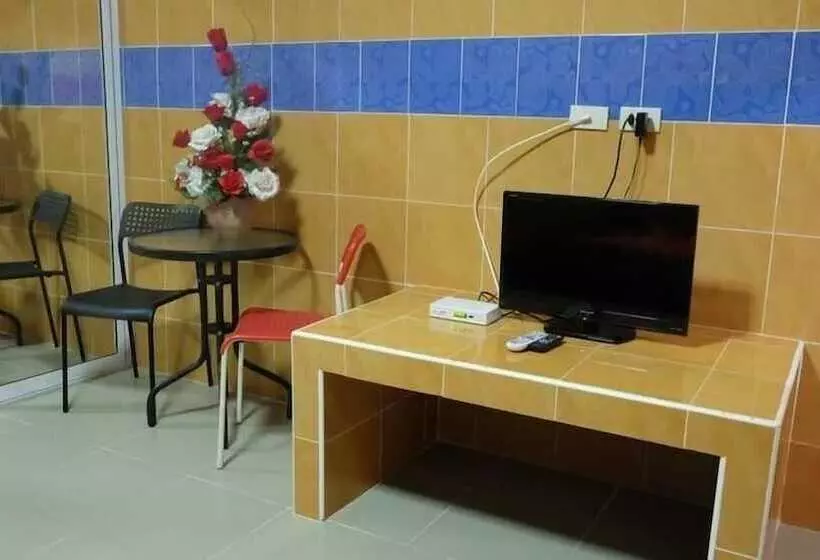 Hotelli Dhanakarn D4