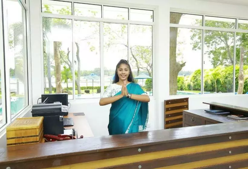 هتل Diya Dahara Lake Resort