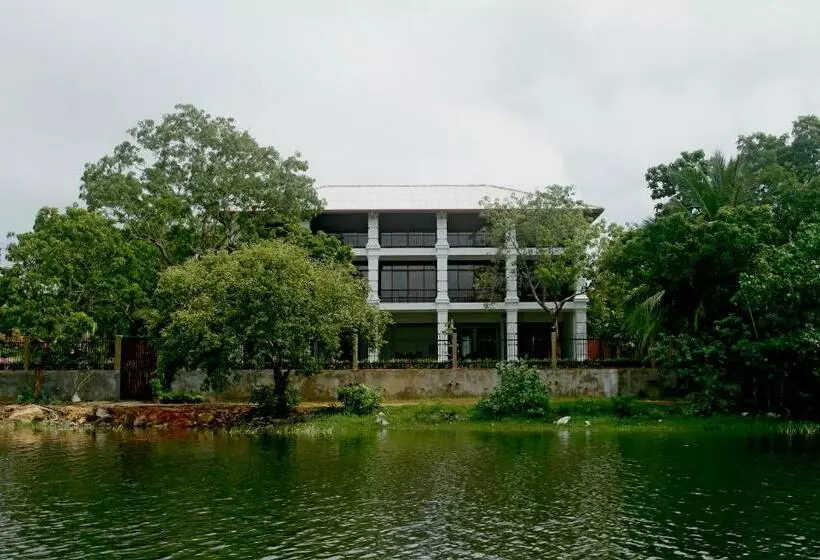 هتل Diya Dahara Lake Resort