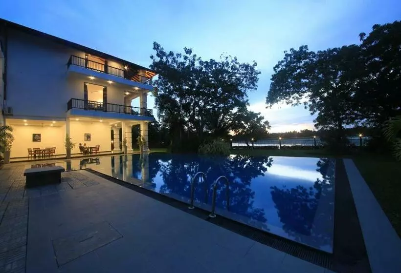 هتل Diya Dahara Lake Resort