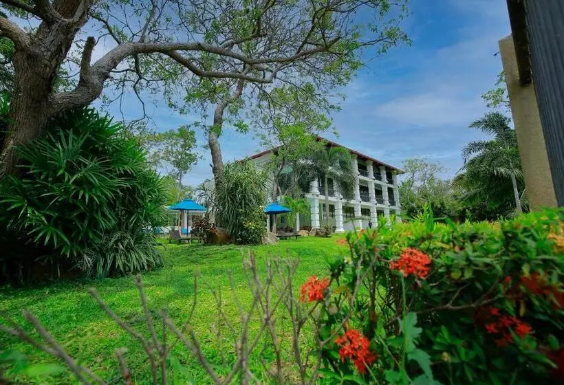 هتل Diya Dahara Lake Resort