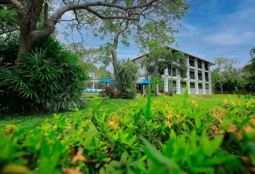 هتل Diya Dahara Lake Resort